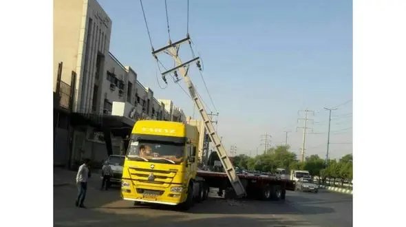  تریلر  تیر چراغ برق بتنی را شکست/برق مناطق اهواز قطع شد + عکس