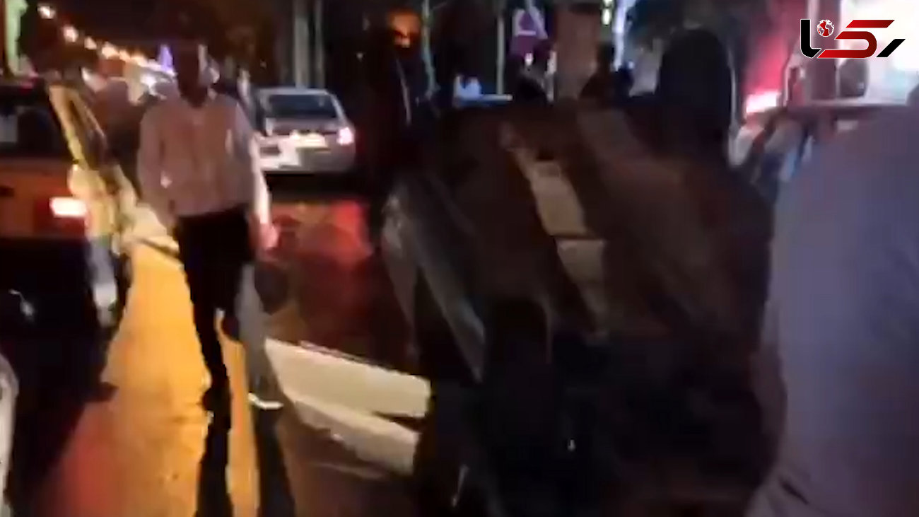 فیلم صحنه چپ کردن خودرو پس از تصادف با نرده های بی آر تی / در مشهد رخ داد