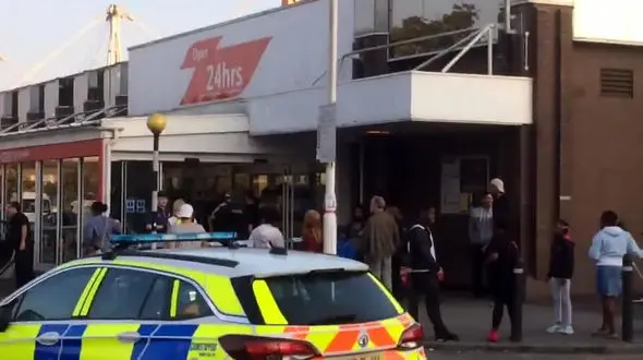 چاقوکشی در سوپرمارکت + عکس 