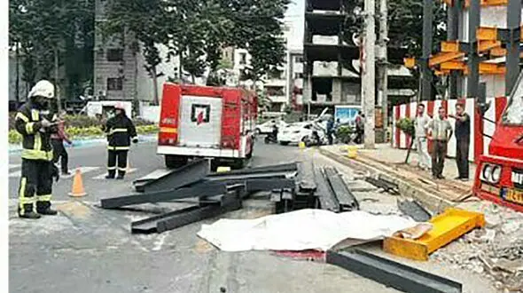 زنده به گور شدن مرد رشتی زیر تیرآهن مرگ + عکس