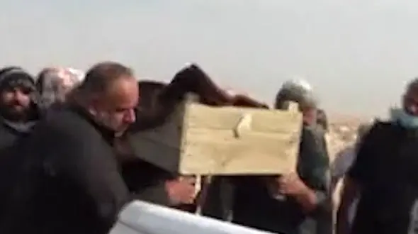 نبش قبر جنازه های کرونایی برای دفن در قبرستان محل سکونت + فیلم باورنکردنی / عراق