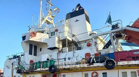 توقیف شناور متخلف و دستگیری ۱۴ خدمه خارجی توسط سپاه در خلیج‌فارس