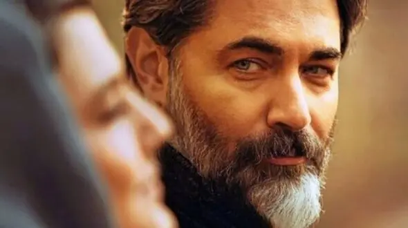 قاب‌ دونفره پارسا پیروزفر و هدی زین‌العابدین در یک نمایشگاه 