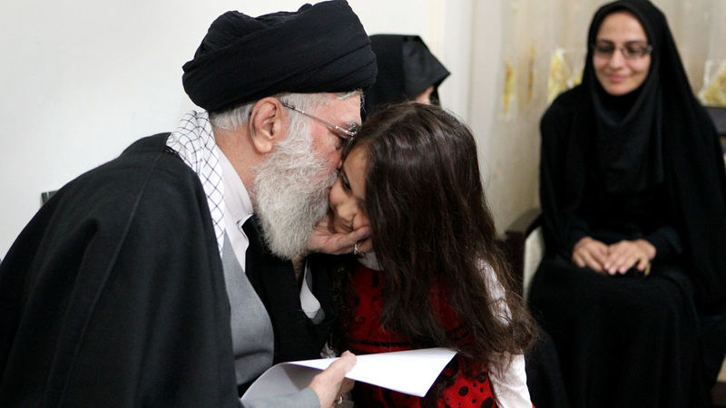 حضرت آیت‌الله خامنه‌ای رهبر انقلاب اسلامی پنجشنبه شب ( 29 / 10 / 1390 ) با حضور در منزل شهید داریوش رضایی‌نژاد، از شهدای نخبه‌ی صنعت هسته‌ای کشور، از نزدیک با خانواده‌ی این شهید عزیز دیدار و گفت‌وگو کردند.
