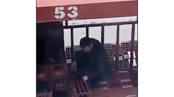 فیلم عجیب از دستکاری نوشابه در روزهای کرونایی مشهد +فیلم و عکس