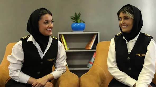 تیک آف دو خواهر خلبان ایرانی بر فراز آسمان/ طناز و طراوت : زنان ایرانی؛ ناامید نشوید + فیلم