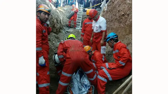 کشف جسد 2 کارگر در انبار فاضلاب شرکت تولیدی شانه تخم مرغ / در قزوین رخ داد + عکس