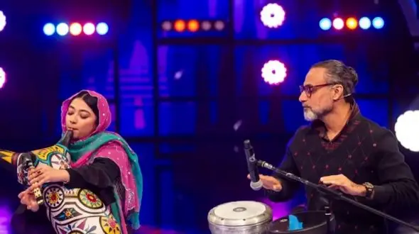 لحظات احساسی پدر-دختری لیانا و محسن شریفیان/ بابا لطفا عینکت رو دربیار چیزی ازش نمونده‌ها/ دختر است دیگر