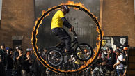 این دوچرخه سوار از دل آتش گذشت + عکس