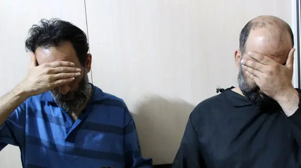 این 2 مرد در نقش پلیس برای سفر و تفریح دزدی می کردند + فیلم و عکس