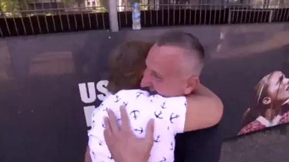 لحظه دیدنی ملاقات یک زن نجات یافته از برج لندن با ناجی اش + فیلم