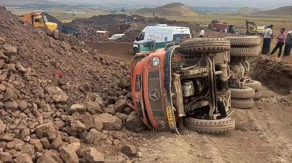 کامیون حین لایروبی به داخل رودخانه بابلرود واژگون شد