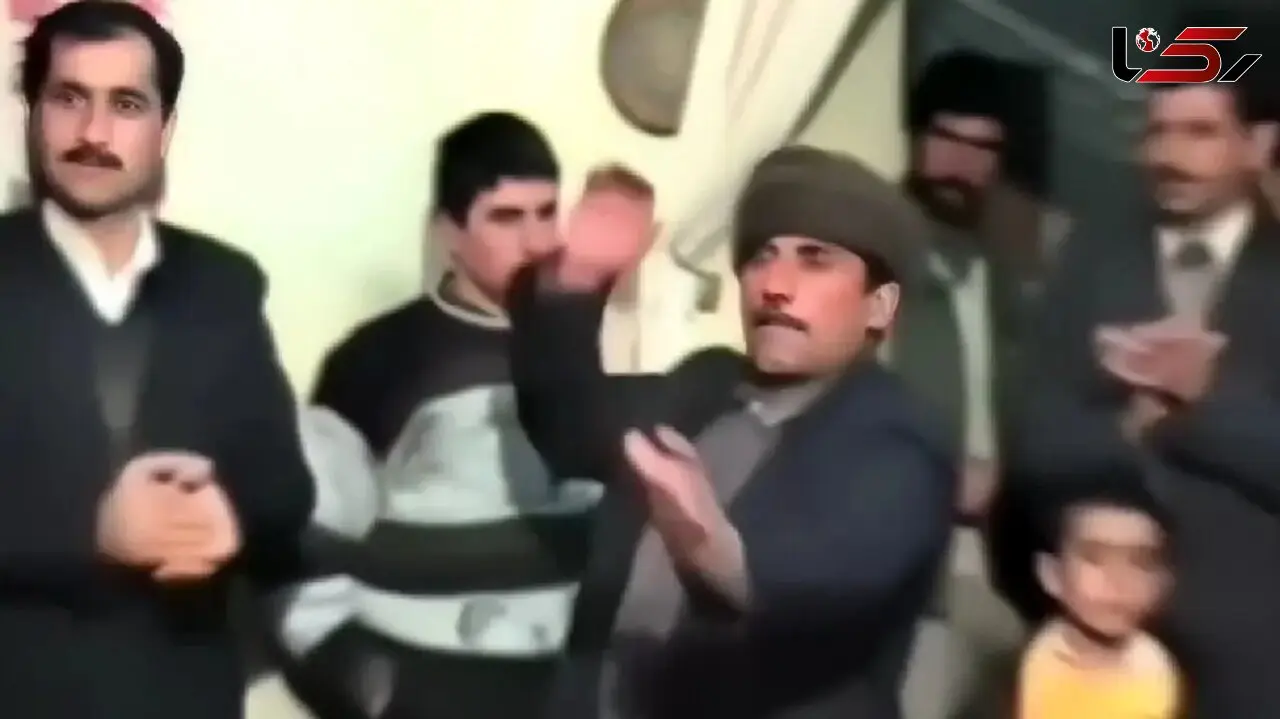 رقص شاد/ تو عروسی دهه 50 پیرمرد و رفقاش چه رقص جون داری میکنن فقط قیافه دوماد