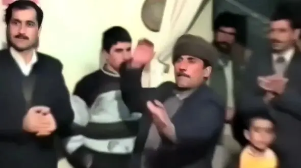 رقص شاد/ تو عروسی دهه 50 پیرمرد و رفقاش چه رقص جون داری میکنن فقط قیافه دوماد