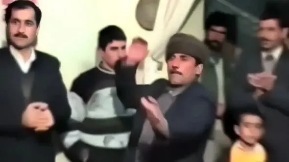 رقص شاد/ تو عروسی دهه 50 پیرمرد و رفقاش چه رقص جون داری میکنن فقط قیافه دوماد