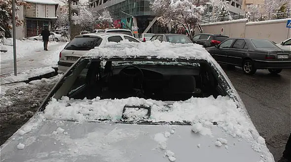 ببینید / لحظه فرو ریختن سقف روی خودروها بخاطر برف سنگین