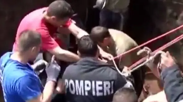 گیر کردن دختر3 ساله داخل لوله  آب + فیلم