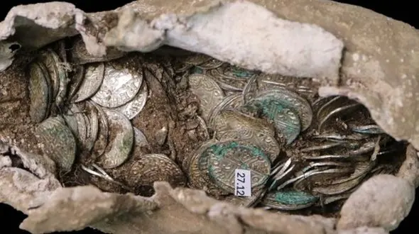 کشف گنج نفیس  در محل ساخت نیروگاه هسته‌ای + عکس سکّه‌های هزارساله در منطقه ممنوعه