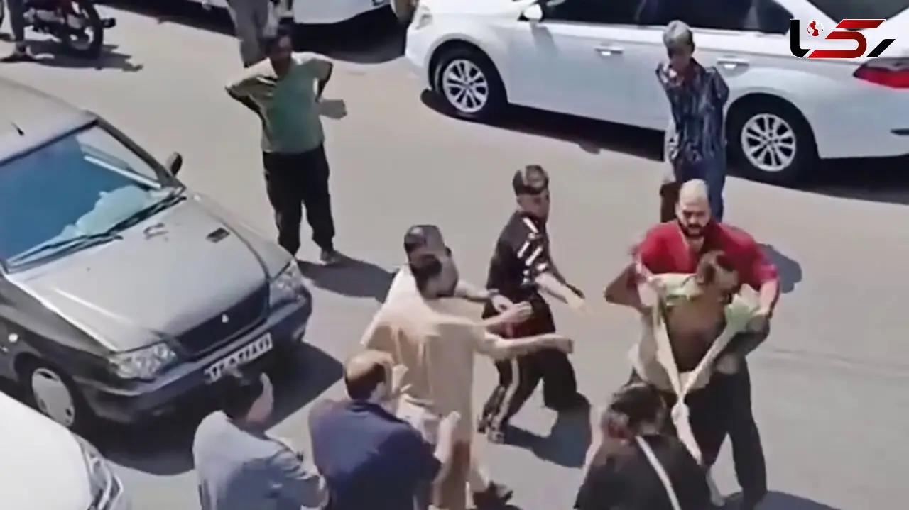فیلم کتک خوردن 2 زن توسط یک مرد گیلانی وسط خیابان /مرد خشمگین از همسرش حمایت کرد