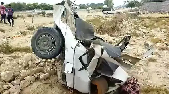 فیلم تصادف وحشت آور در جاده بوشهر / پراید از وسط نصف شد