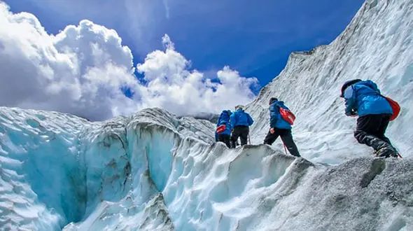  حادثه‌ هولناک در دماوند/ بالگرد امداد به پرواز درآمد