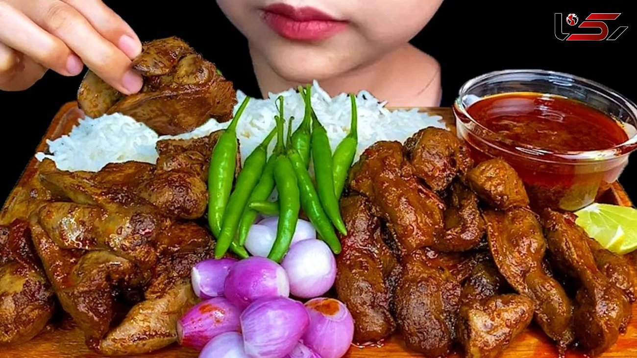فیلم/ خوردن متفاوت یک کیلوگرم چلو جگر وسنگدان مرغ توسط دختر مشهور تایلندی 