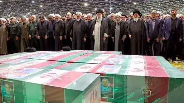 رهبر انقلاب بر پیکر رئیس‌جمهور شهید و همراهان ایشان نماز اقامه کردند