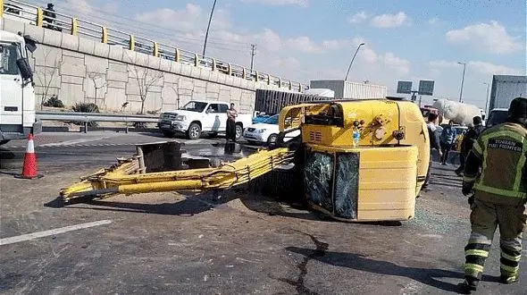 واژگونی خودروی باری بادسان در آزادگان 