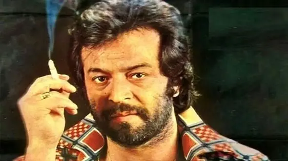 فیلم آواز قدیم /  ایرج قادری با حال بدی سیگار دود میکنه و آهنگ جیگرسوز گوش میده