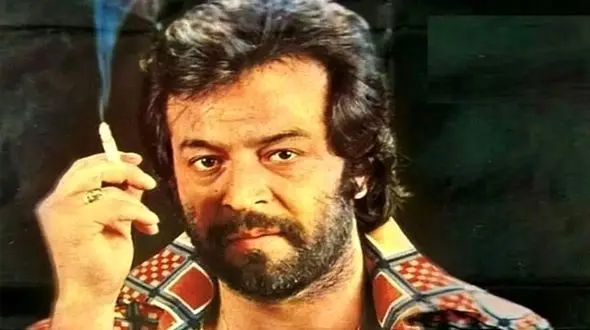 فیلم آواز قدیم /  ایرج قادری با حال بدی سیگار دود میکنه و آهنگ جیگرسوز گوش میده