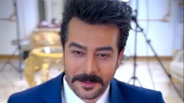 فیلم/ رقص و شادی سهیل قاصدی در روز دامادی و هنگام آماده شدن برای رفتن به عروسی و دیدن روی عروسش، مریم مومن/ شاه پسر داریم دوماد