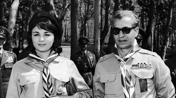 سفر به ایام قدیم /  گلف بازی محمدرضا پهلوی و فرح در سعد آباد با لباس های عجیب و غریب ! + عکس