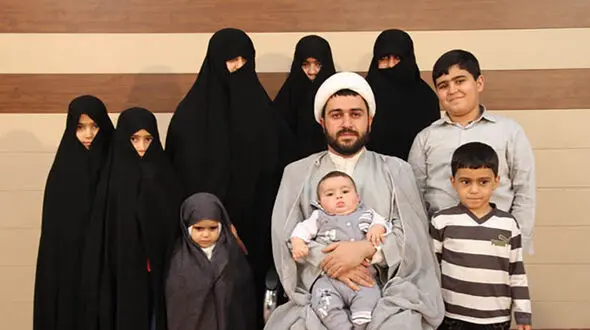 گفتگوی جالب با طلبه ۳۷ ساله‌ که پدربزرگ پرجمعیت‌ترین خانواده جوان ایرانی است + عکس
