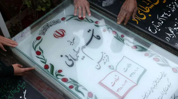 حضور تاج و مدیران فدراسیون فوتبال بر سر مزار  سردار دلها  