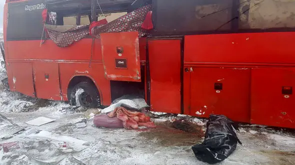 واژگونی اتوبوس در شاهین‌دژ / یک کشته و 4 زخمی + عکس