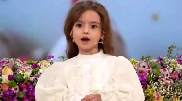 فیلم آواز ملکوتی  دختر زیبا در صدا و سیما /  محفل رو با آواز باشکوهش خودش و آبجیش ترکوند !