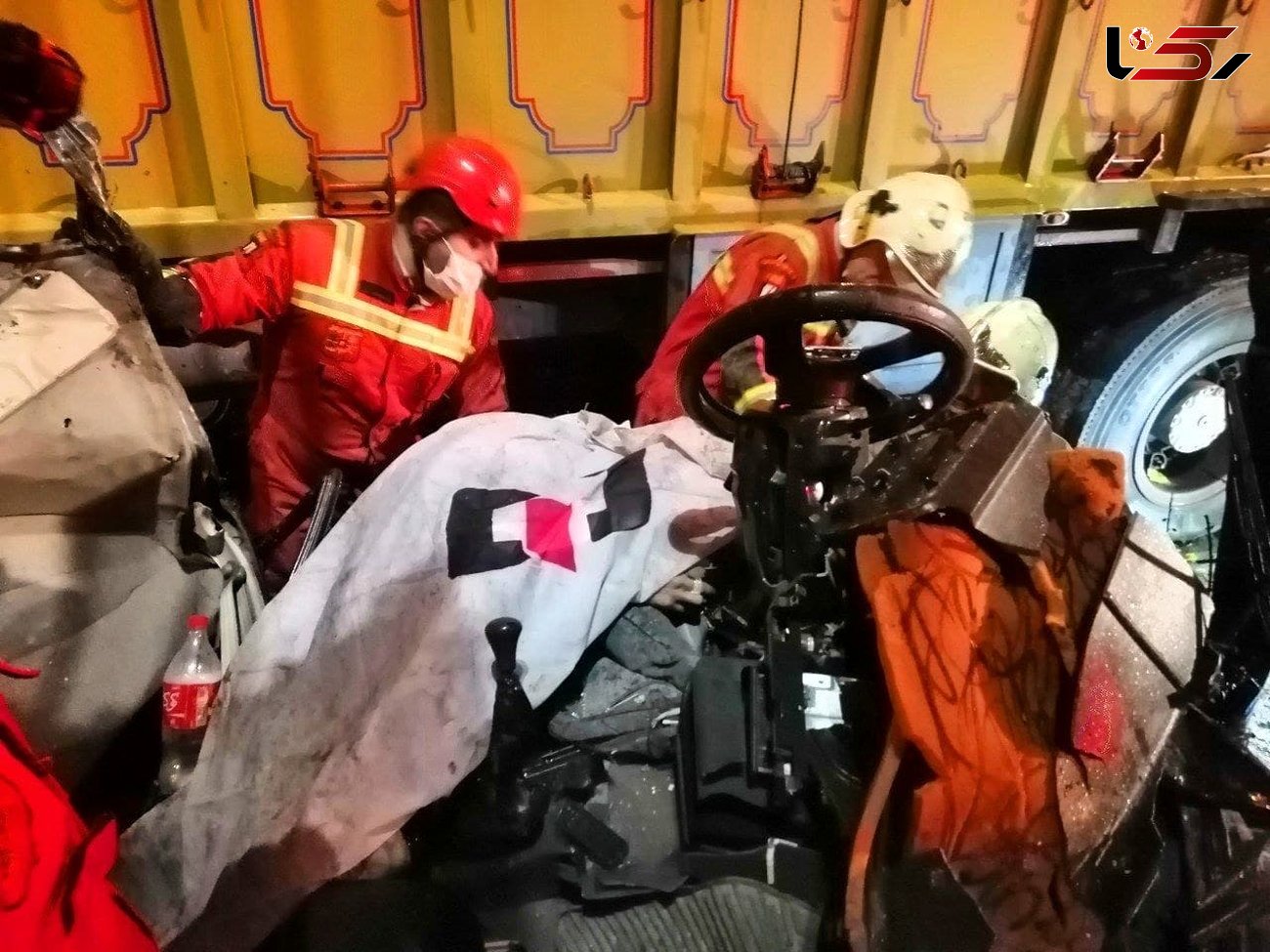 نجات عجیب مردتهرانی از پراید مچاله شده زیر کامیون + فیلم