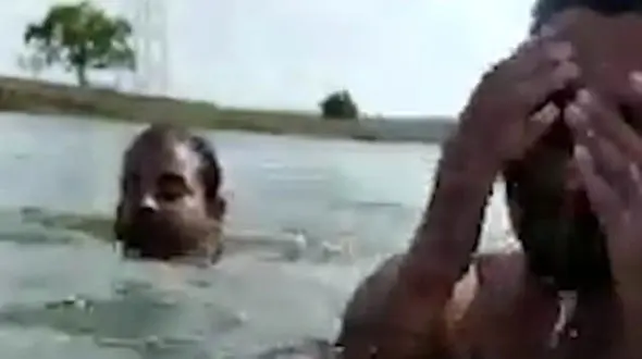 حمله کروکودیل به دو مرد جوان هندی + فیلم
