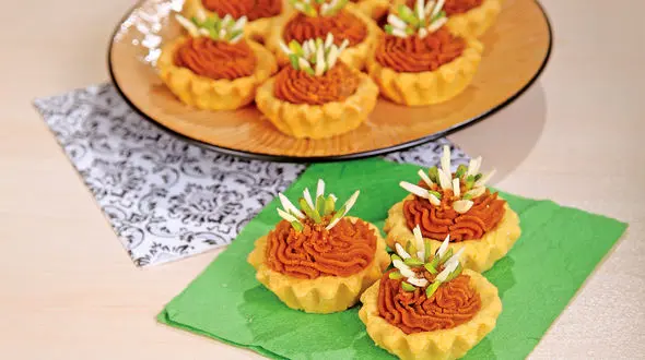 خوشمزه ترین عصرانه در روزهای کرونایی / دستور تهیه تارت  لقمه‌ای حلوا