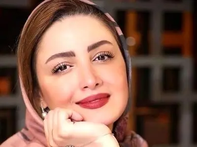 فیلم / نگاهی بهتیپ و  استایل زیبای شیلا خداداد در جشن امضای کتابش/ لباسی مشکی با سنگ های کریستالی مزین به اشعار مولانا ...