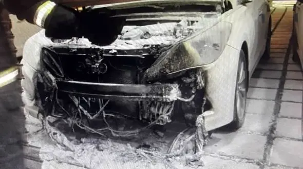 خودرو هیوندا در آتش سوخت/فرد ناشناس قصد آتش زدن کل نمایشگاه را داشت/به همراه عکس