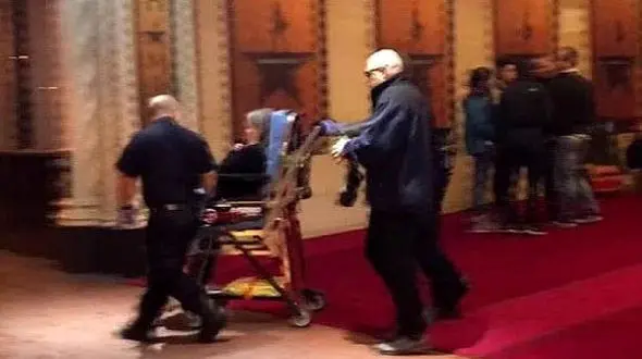 تئاتر خونین/ وحشت مردم در صحنه تیراندازی تئاتر همیلتون !+عکس