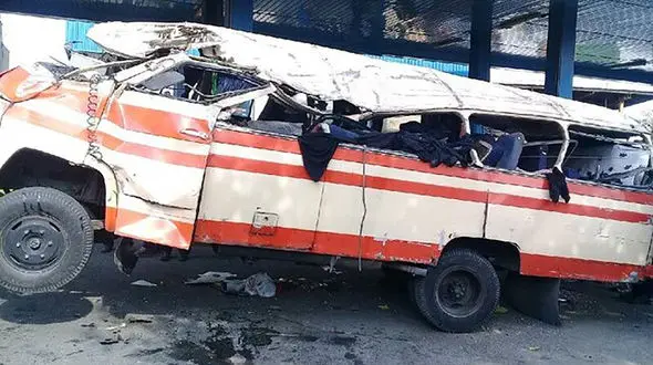 حادثه هولناک در لرستان / اتوبوس با 18 مسافر واژگون شد !