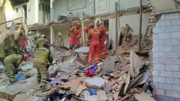 انفجار هولناک خانه ای در خیابان ری / ساختمان 2 طبقه روی سر اهالی خانه ویران شد