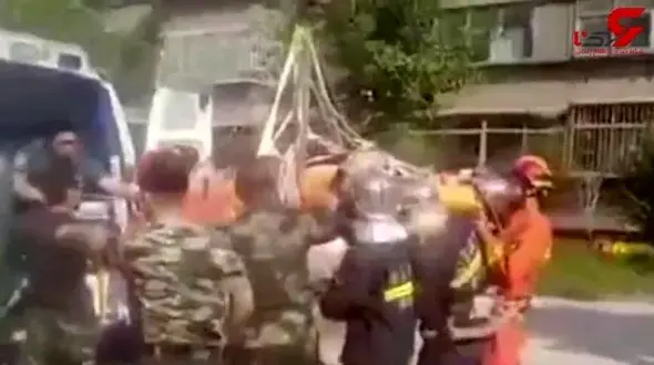 شیوه عجیب انتقال مرد ۲۲۵ کیلویی به آمبولانس + فیلم 