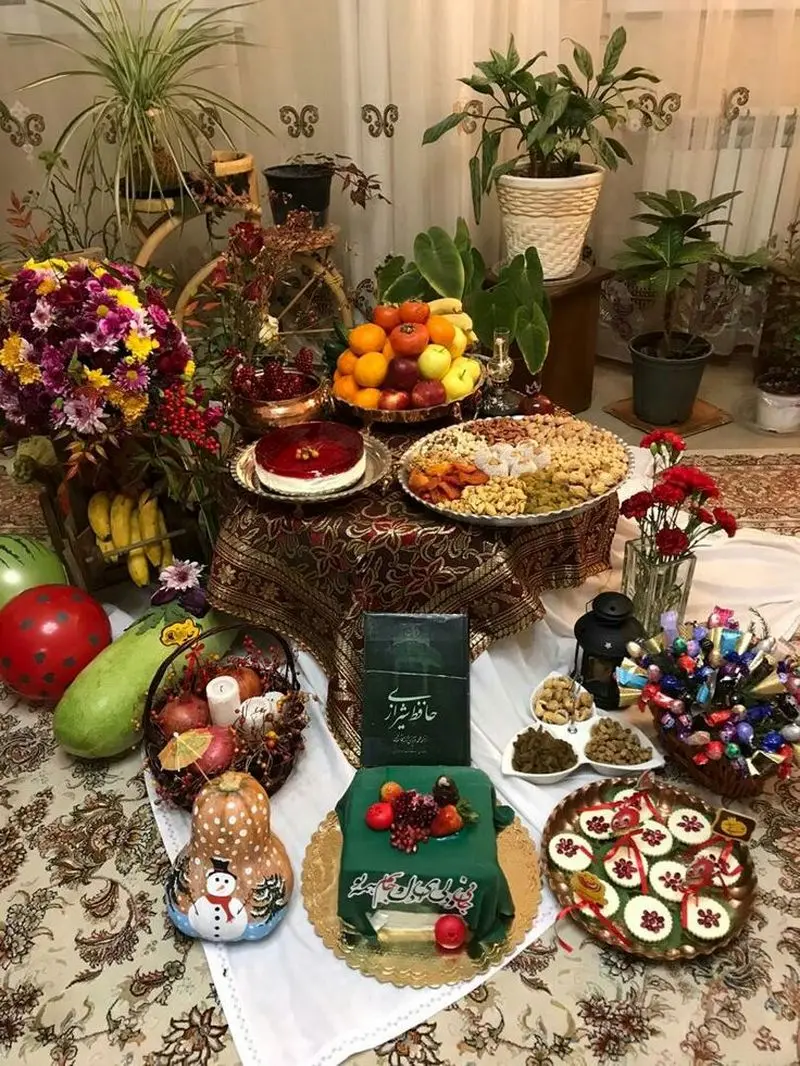 ایده چیدن میز شب یلدا | ۳۰ ایده چیدن میز شب یلدا شیک و عروس‌پسند ترند ۱۴۰۴ با چیدمانی باکلاس و خیره‌کننده!