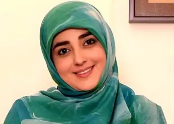 فیلم / گریه های ستاره سادات قطبی: ما فقیر بودیم ... دوستم به تولدش دعوتم نکرد .... گفت شما پولدار نیستید ... الان به تولدش دعوتم کرده میگه بیا پزت رو بدم به دوستام .. آخه با چه رویی ...