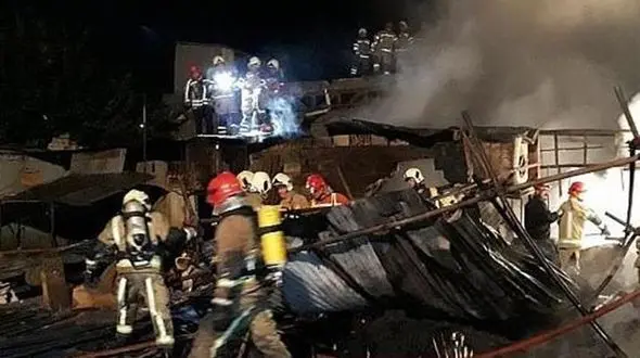 کارگاه تابلوفرش در بزرگراه سعیدی در آتش سوخت + عکس ها