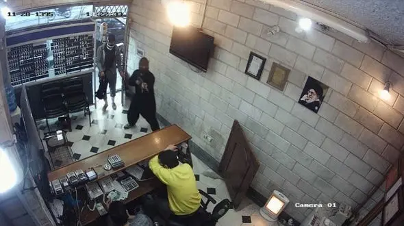 فیلم وحشتناک لحظه سرقت مسلحانه از صرافی