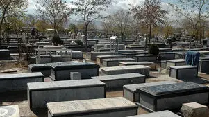 فیلم  / 9 دختر باوفا تابوت پدرشان را در ماکو روی دوش هایشان حمل کردند / جای نداشتن پسر در غیرت دختران آذری زبان پر شد / وصیت پدر ماکویی : دخترانم تابوت مرا حمل کنید 